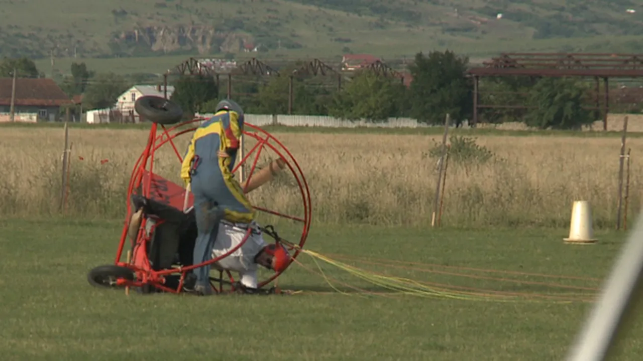 Deputatul Eusebiu Pistru s-a răsturnat cu o motoparapantă în urma unui zbor de agrement - FOTO