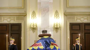 FUNERALII Regele Mihai | Regele emerit al Spaniei Juan Carlos şi Regele Carl Gustaf al Suediei, la catafalcul Majestăţii Sale Defuncte/ Mii de oameni, la rând pentru un ultim omagiu la Palatul Regal