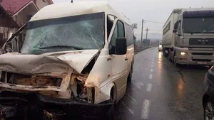 16 persoane rănite după ce microbuz şi un TIR s-au ciocnit în judeţul Cluj/ Traficul rutier pe DN1C Cluj-Napoca–Gherla a fost reluat