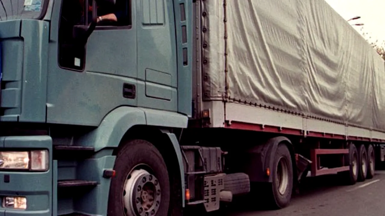 Doi români, cercetaţi în Italia pentru că transportau 1.000 de baterii uzate, din care curgea acid