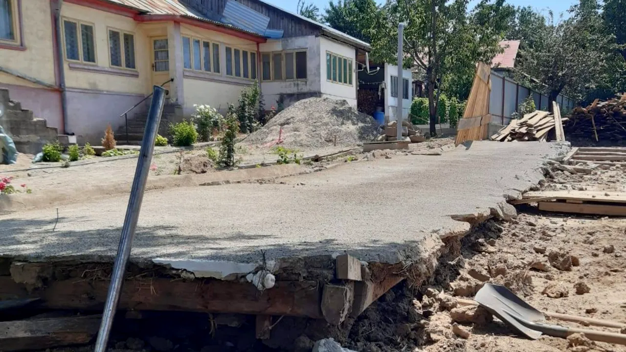 FOTO: Copil de 14 ani, prins sub dărâmăturile unui perete. A ajuns la spital cu răni multiple