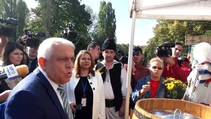 Petre Daea: Legea „51%” nu se aplică/ Ministrul Agriculturii, la un târg de produse româneşti, a cumpărat un ghiveci pentru pensionara care l-a însoţit, ţuică şi două feluri de dulceaţă | GALERIE FOTO, VIDEO 