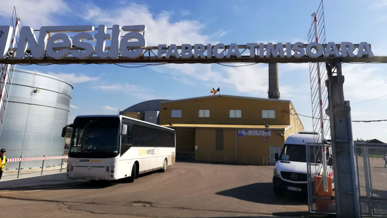 Angajaţii Nestle au protestat cu vuvuzele şi steaguri ale Uniunii Europene. Fabrica din Timişoara se va închide în această primăvară | FOTO