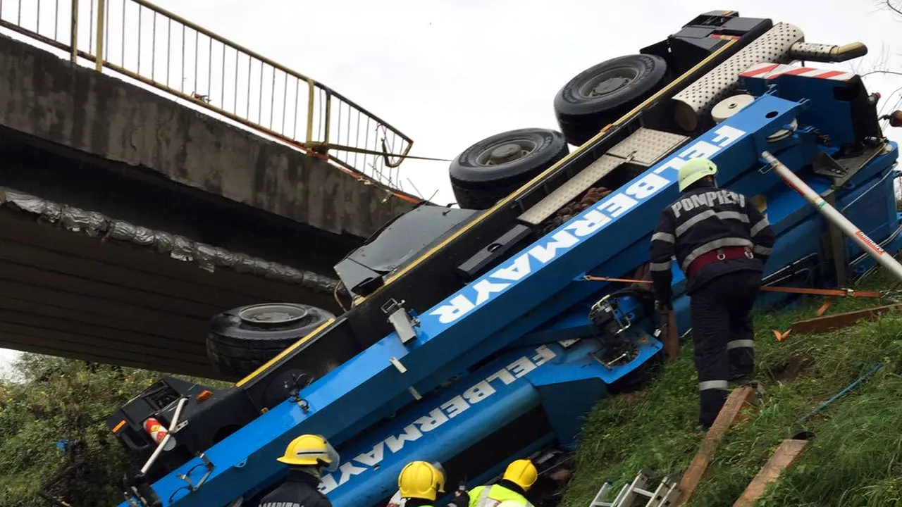 O macara de peste 40 de tone a căzut de pe un pod din Dâmboviţa. Şoferul a murit