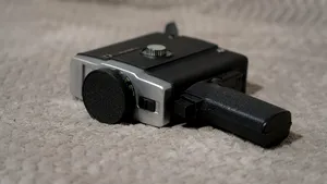 Film porno, turnat într-un apartament închiriat prin Airbnb. Proprietara cere despăgubiri în justiţie