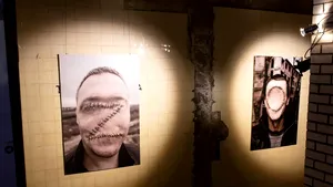 Despre război, prin ochii artiştilor ucrainieni. Expoziţie la subsol, despre ororile înfăptuite de către ruşi FOTO