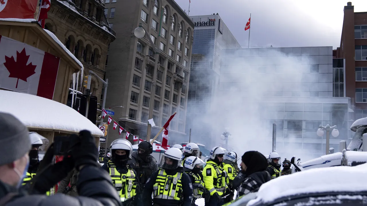Premierul Canadei, Justin Trudeau, vrea ca protestele să fie înăbuşite. Poliţiştii au folosit grenade paralizante şi spray-uri cu piper