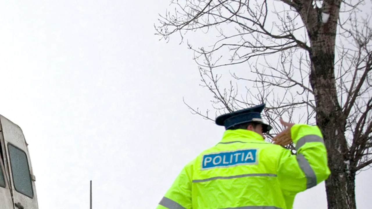 Un microbuz plin cu călători a intrat într-un copac de pe marginea drumului