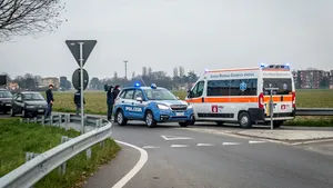 Bătaie între suporteri, într-o benzinărie din Italia: Fanii lui Bari şi Lecce s-au lovit fără milă, iar un autocar a luat foc. FOTO