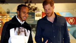 FOTO: Lewis Hamilton şi prinţul Harry au inaugurat un muzeu la circuitul de la Silverstone
