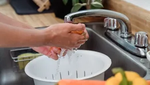 Cea mai bună metodă de spălare a fructelor și legumelor, conform experților