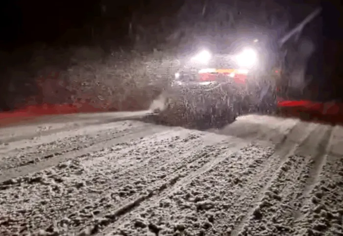 SOCIAL Circulația mașinilor, îngreunată de ninsoare în mai multe regiuni. Un utilaj de deszăpezire și un microbuz s-au lovit pe DN6