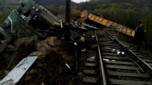 Călătorii din 5 trenuri vor fi transportaţi cu microbuze, pe ruta afectată de accidentul feroviar din Hunedoara
