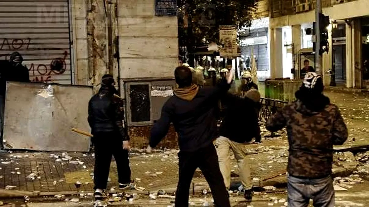 PROTESTE ÎN GRECIA: Aproximativ 100.000 de oameni au manifestat împotriva votului asupra planului de austeritate - FOTO