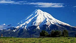 Un alpinist a supravieţuit după ce a căzut 600 de metri de pe un munte din Noua Zeelandă