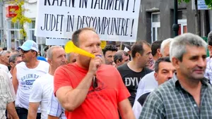 Peste o sută de angajaţi RAAN au protestat cerând plata salariilor restante şi locuri de muncă