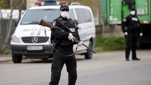 Scandal şi maşini distruse într-o comunitate de romi din Galaţi. Trupele speciale au intervenit pentru aplanarea conflictului