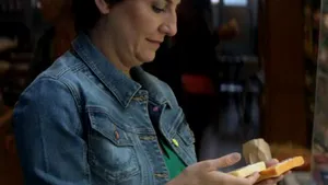 Site-ul Pornhub, ameninţat cu judecata de producătorii de parmezan, din cauza unei reclame - VIDEO