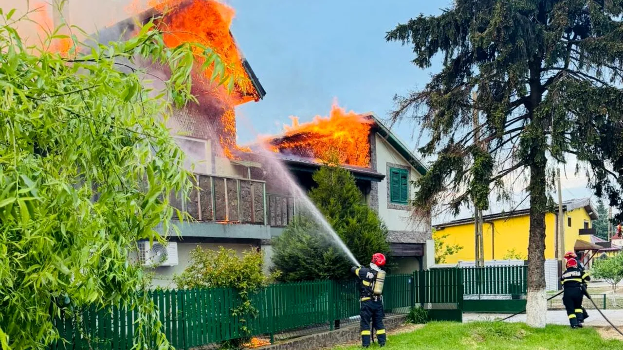 Incendiu puternic la o locuință din Băneasa. Pompierii au intervenit cu mai multe autospeciale