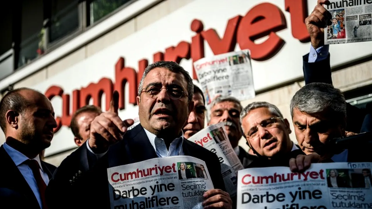 Nouă membri ai conducerii ziarului Cumhuriyet şi jurnalişti, arestaţi preventiv în Turcia