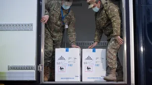 A doua tranşă de vaccinuri ajunge pe cale aeriană. Traseul dozelor către şapte centre din România