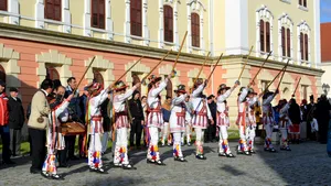 Peste 1.050 de dansatori au jucat căluşul în centrul Slatinei, stabilind un nou record naţional