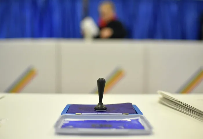 BEC a primit 22 de candidaturi pentru alegerile prezidențiale din mai: 13 persoane au depus candidatura ca independenți