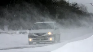 Circulaţia pe DN 17 în Pasul Tihuţa, îngreunată de ninsoare