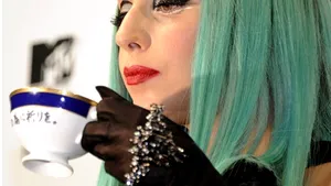 Un pantof al cântăreţei Lady Gaga şi o pălărie a megastarului Michael Jackson, scoase la licitaţie