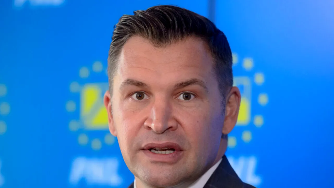 Stroe, după respingerea de CCR a legii privind utilizarea a 40% români pe teren: Populismul AUR a fost demontat