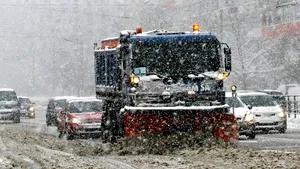 Firmele de deszăpezire din Capitală vor împrăştia marţi noapte material antiderapant