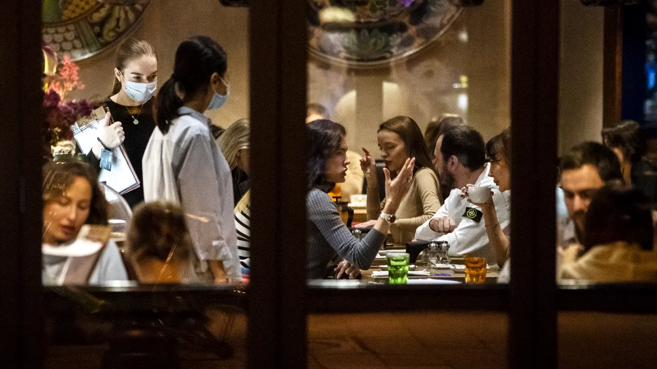 Studiu american: SARS-CoV-2 se răspândeşte cel mai mult în restaurante, săli de sport şi baruri
