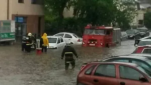 Circulaţia este întreruptă pe mai multe drumuri naţionale din cauza inundaţiilor. COD ROŞU, prelungit până sămbătă după-amiază