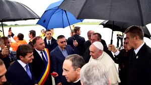 Papa Francisc, a doua zi a vizitei apostolice în România: Suveranul Pontif a primit cea mai înaltă distincţie a judeţului Mureş | FOTO