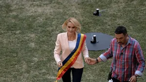 La 20 de ore după ce a fost huiduită pe Arena Naţională, Gabriela Firea şi-a redeschis pagina de Facebook, dar a şters postarea care a strâns sute de comentarii negative 