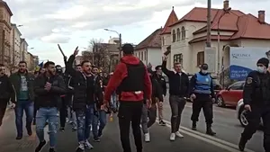 VIDEO UPDATE Tensiuni la protestul anti-restricţii de la Sibiu. Protestatarii s-au adunat în faţa prefecturii: „Ceauşescu n-a murit, este Cîţu travestit”