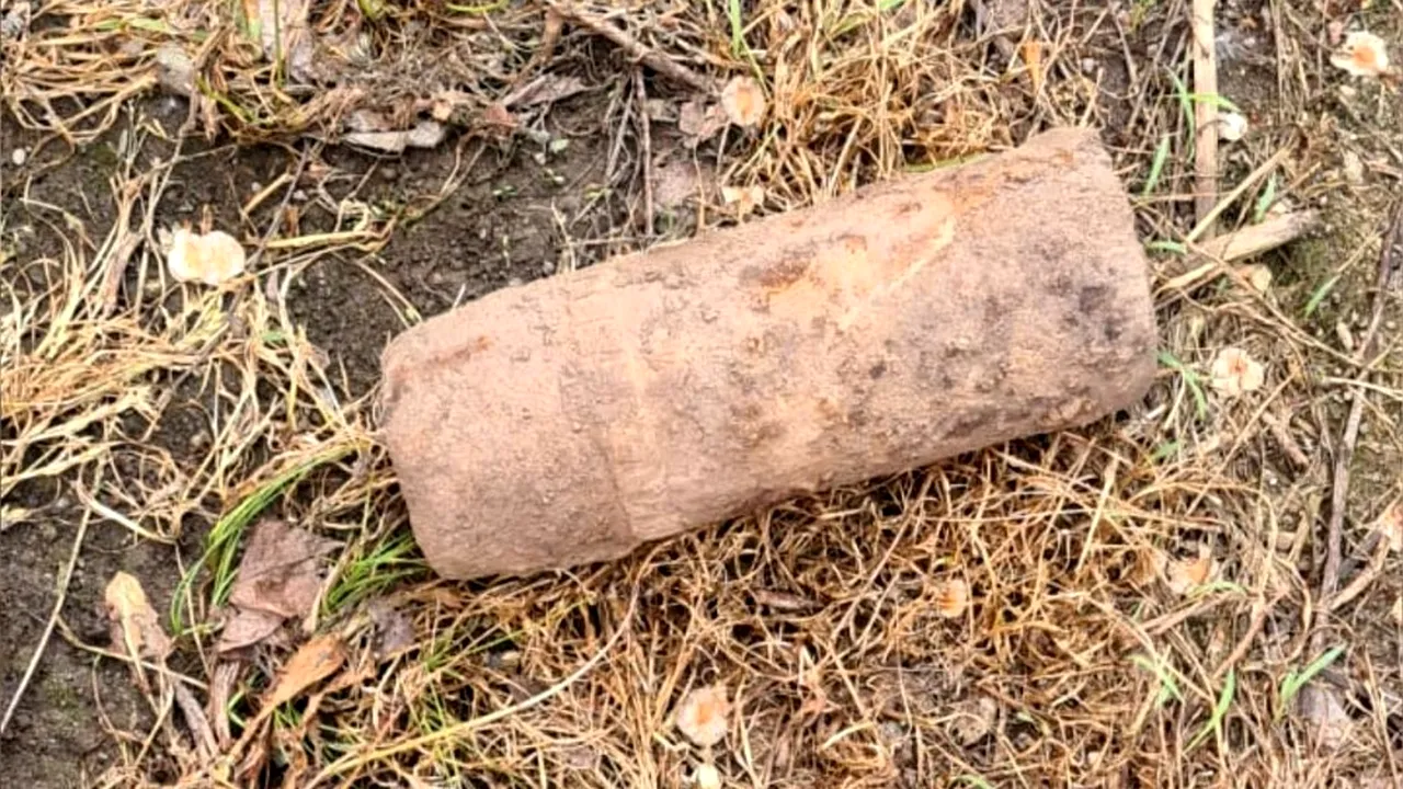 Un giurgiuvean a găsit un proiectil în timp ce săpa la fundaţia unei case