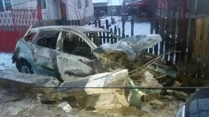 Alba: O fată a murit şi trei tineri sunt răniţi după ce maşina în care erau a intrat într-un stâlp