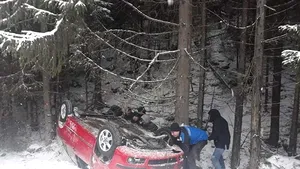 Trei turişti au fost salvaţi de jandarmi, după ce maşina în care se aflau s-a răsturnat - FOTO