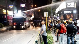 Noi manifestaţii la Hong Kong: Poliţia a folosit gaze lacrimogene împotriva miilor de protestatari - VIDEO