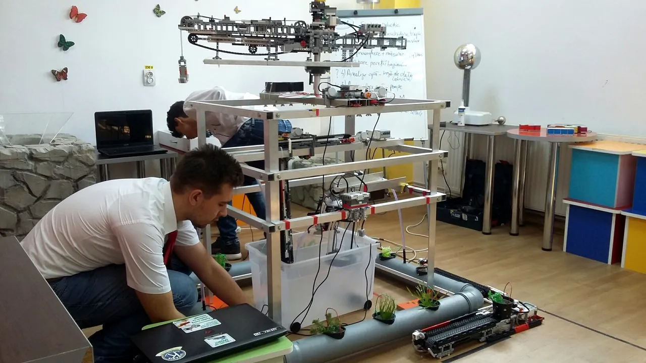 Un robot care îngrijeşte sturioni, invenţia cu care patru elevi din Galaţi merg la Olimpiada Internaţională de Robotică 2017 / Proiectul a atras şi atenţia industriaşilor