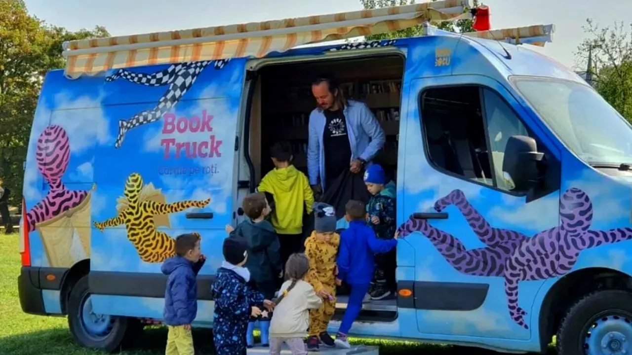Victor Miron inaugurează cel de-al doilea BookTruck, bibilioteca mobilă pentru copiii de la sate