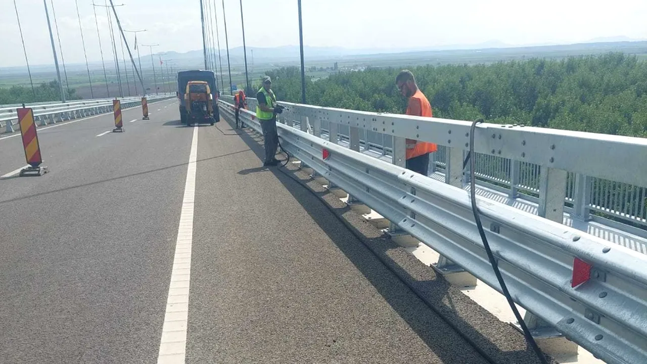 CNAIR: Continuă verificarea şuruburilor parapetului montat pe Podul Suspendat de la Brăila