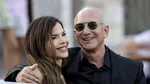 Bezos își vinde iahtul criticat la Cannes. Dar are o problemă: și-a sculptat-o pe Lauren Sanchez pe provă