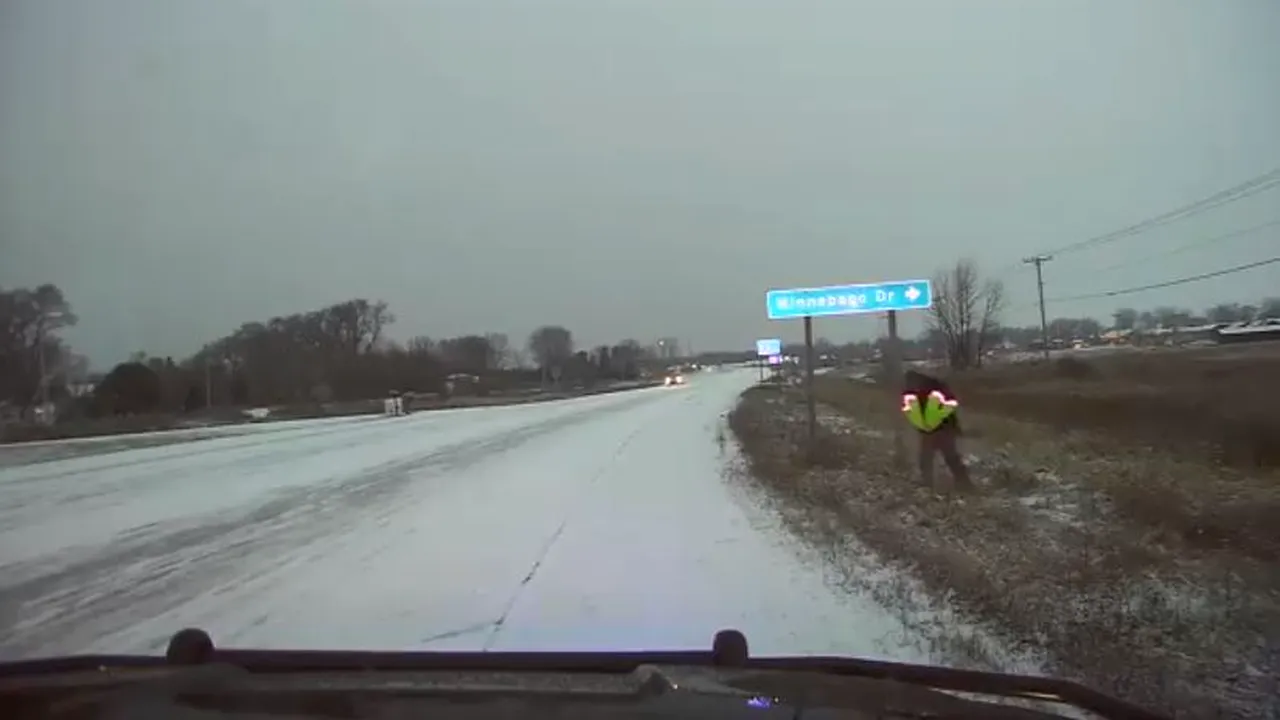 Derapaj pe gheaţă, la limită: Un poliţist şi-a văzut moartea cu ochii | VIDEO