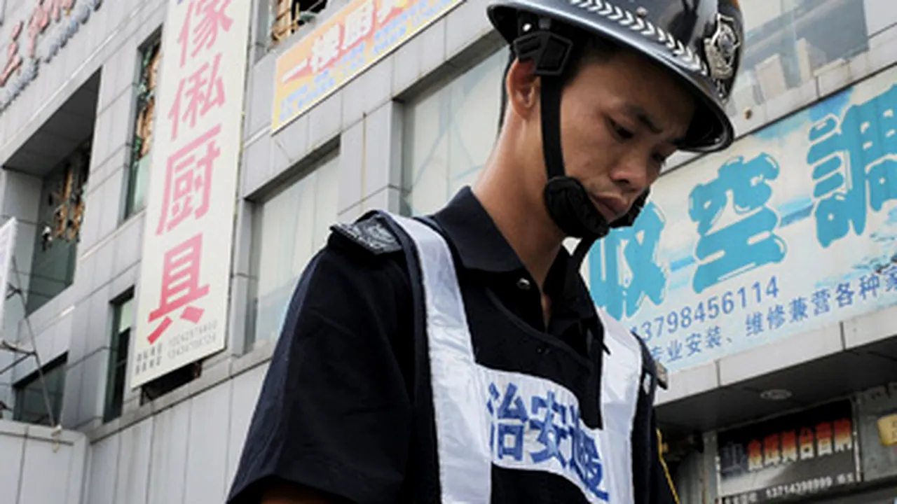 Poliţia din oraşul chinez Shenzhen, atacată de mii de persoane