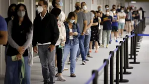 Spaniolii, dornici să se vaccineze. Tinerii stau la coadă la un spital din Madrid