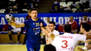 Handbalistul Andrei Buzle semnează cu Dinamo pentru două sezoane