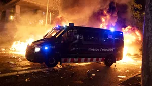 VIDEO Bătălie după El Clasico: 50 de persoane au fost rănite, după confruntarea între separatiştii catalani şi forţele de ordine