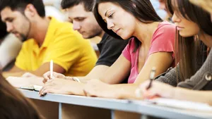 Se apropie sesiunea de examene online. Unii profesori au găsit soluţii creative pentru a-i ajuta pe studenţi în această perioadă